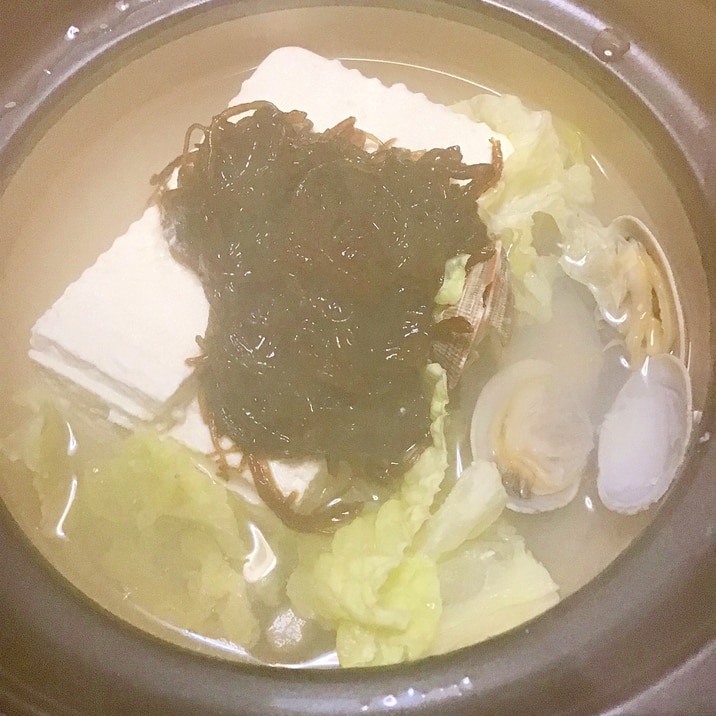 アサリとモズクの湯豆腐。
